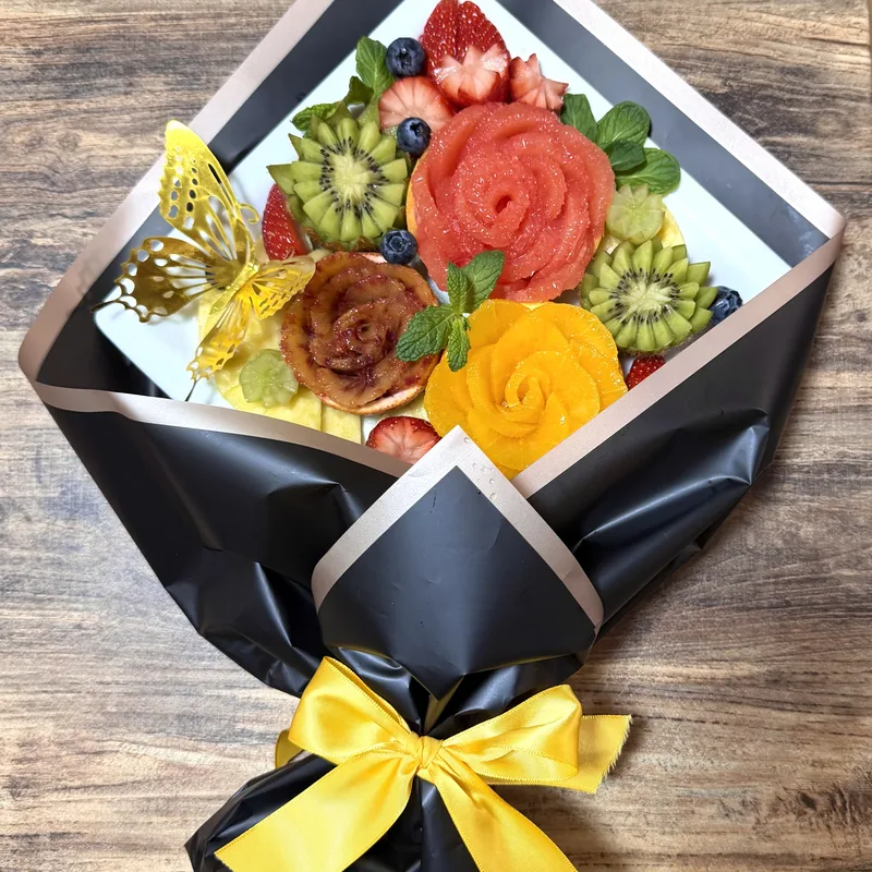 黒い包みのフルーツの花束