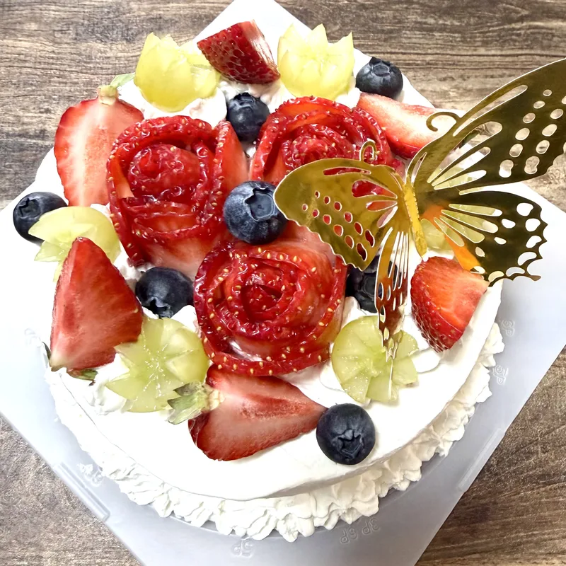 フルーツのバラと蝶の飾りのケーキ