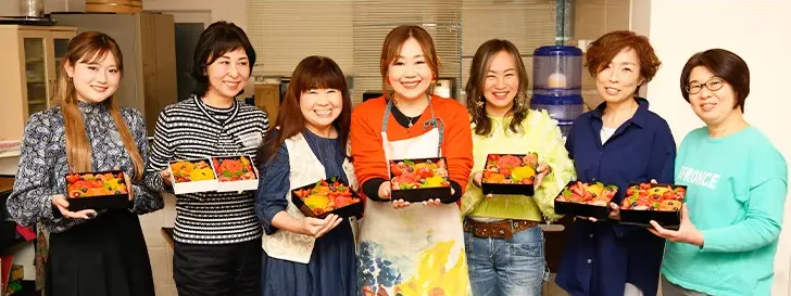 作品を手にした集合写真