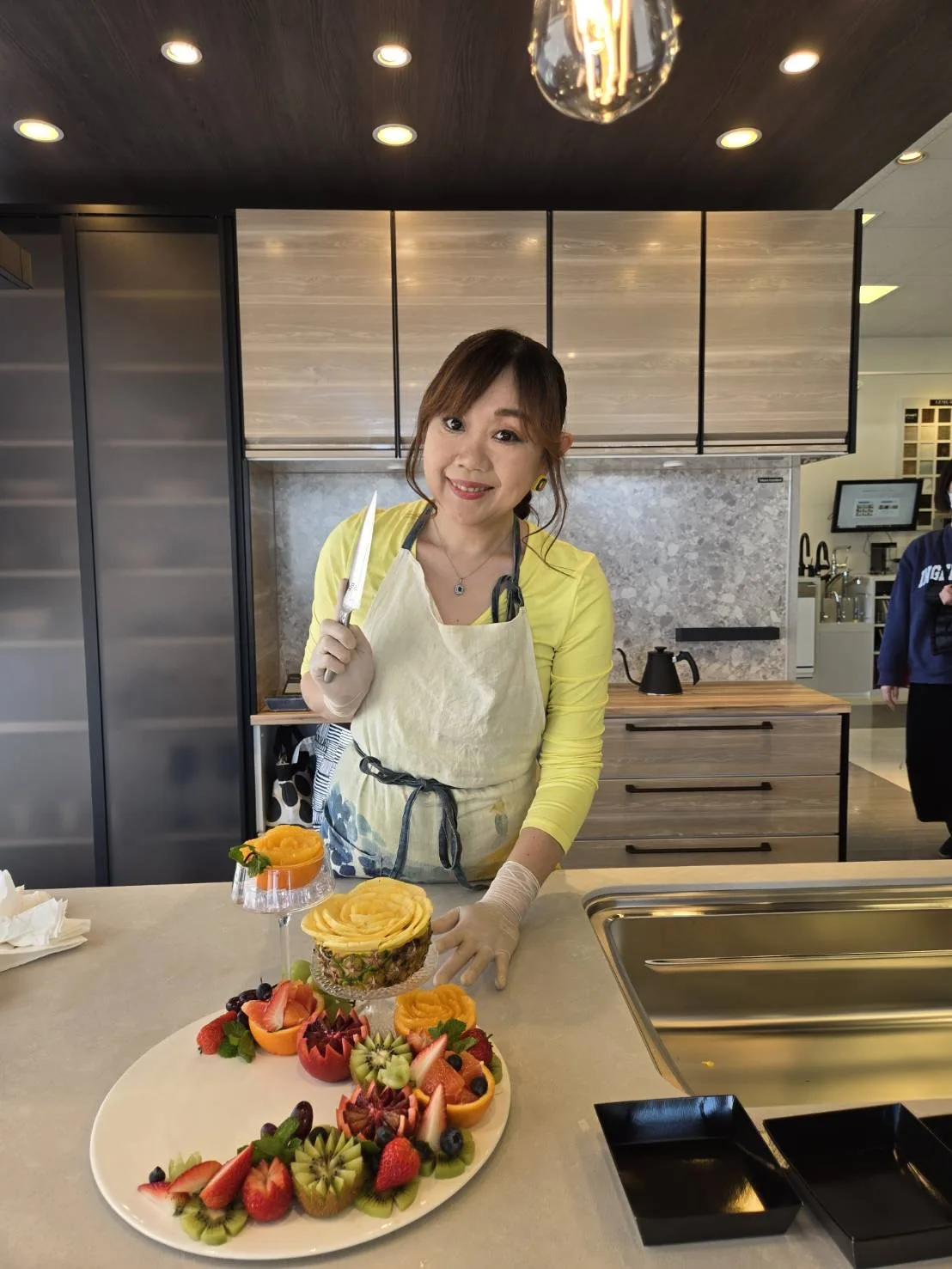 ショールームで実演するみい