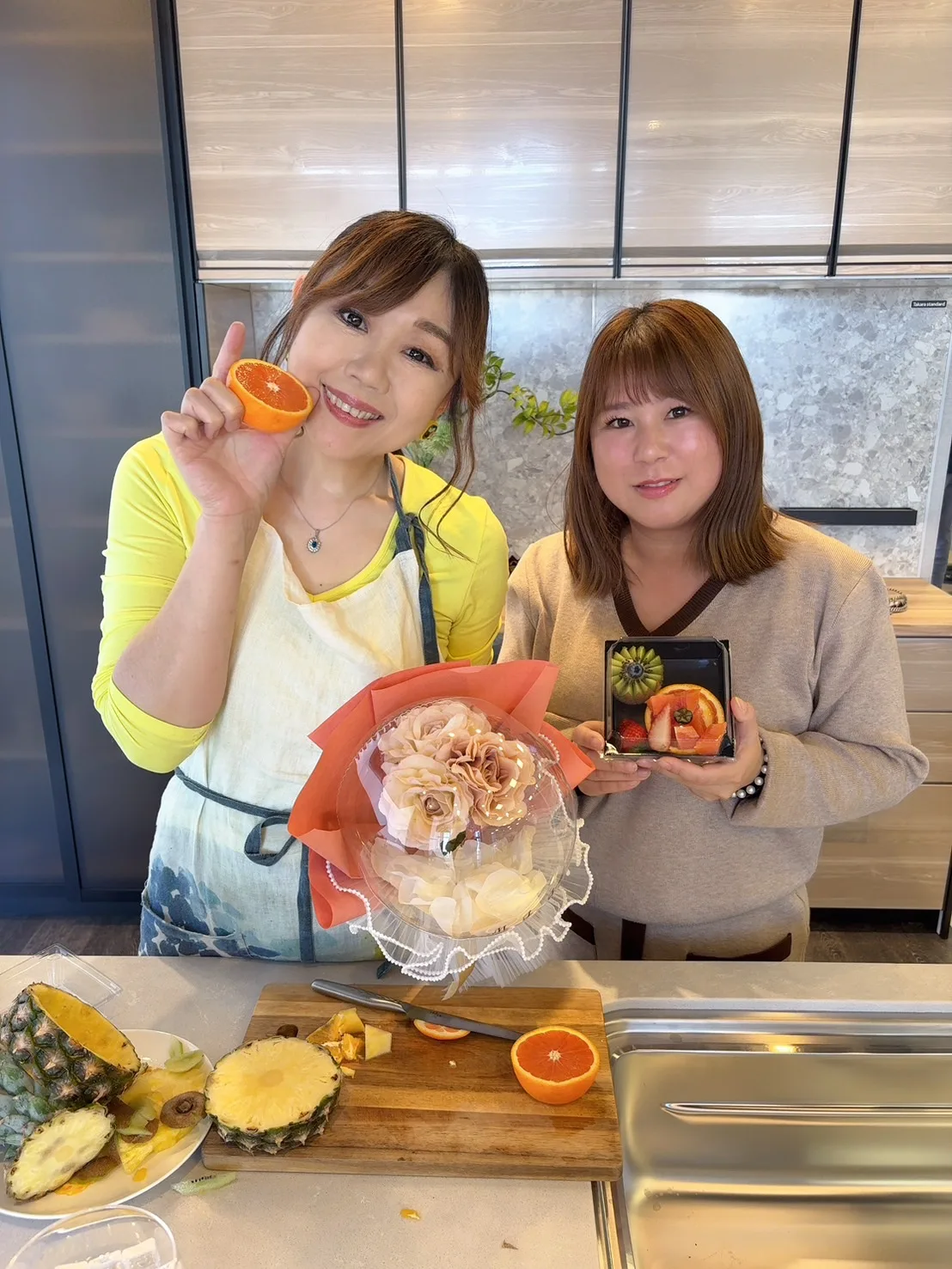 ショールームで作品を手にするみい