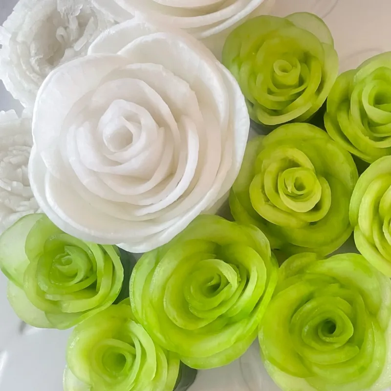 白と緑の野菜のバラ